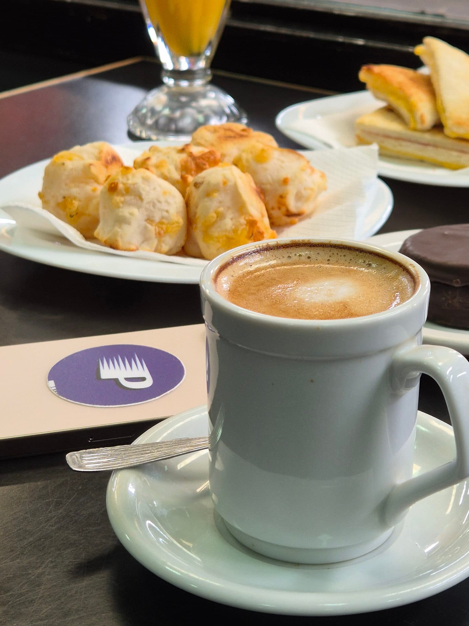 Café, medialunas y desayuno en el bar