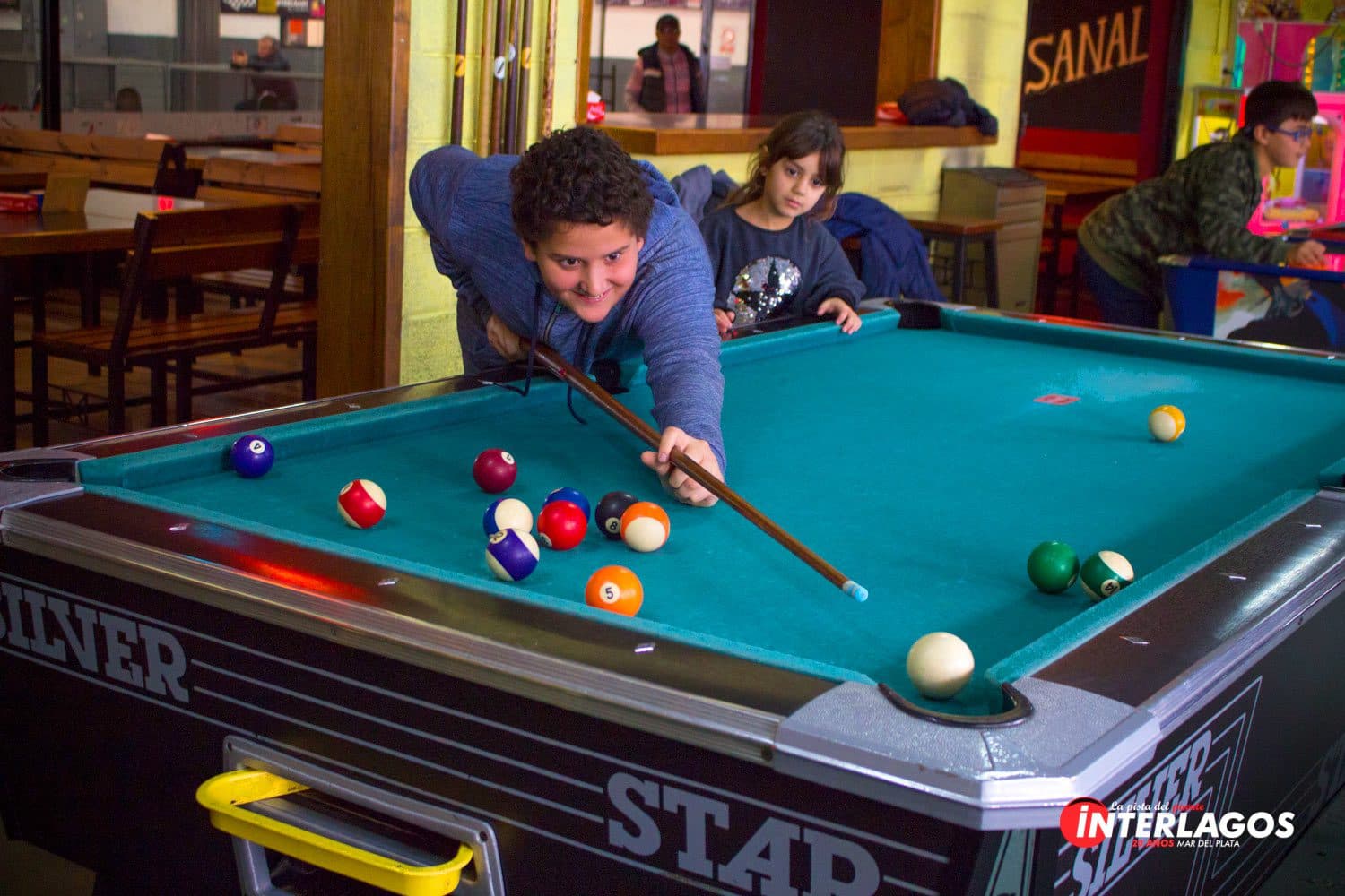 Chicos jugando al pool en el área recreativa
