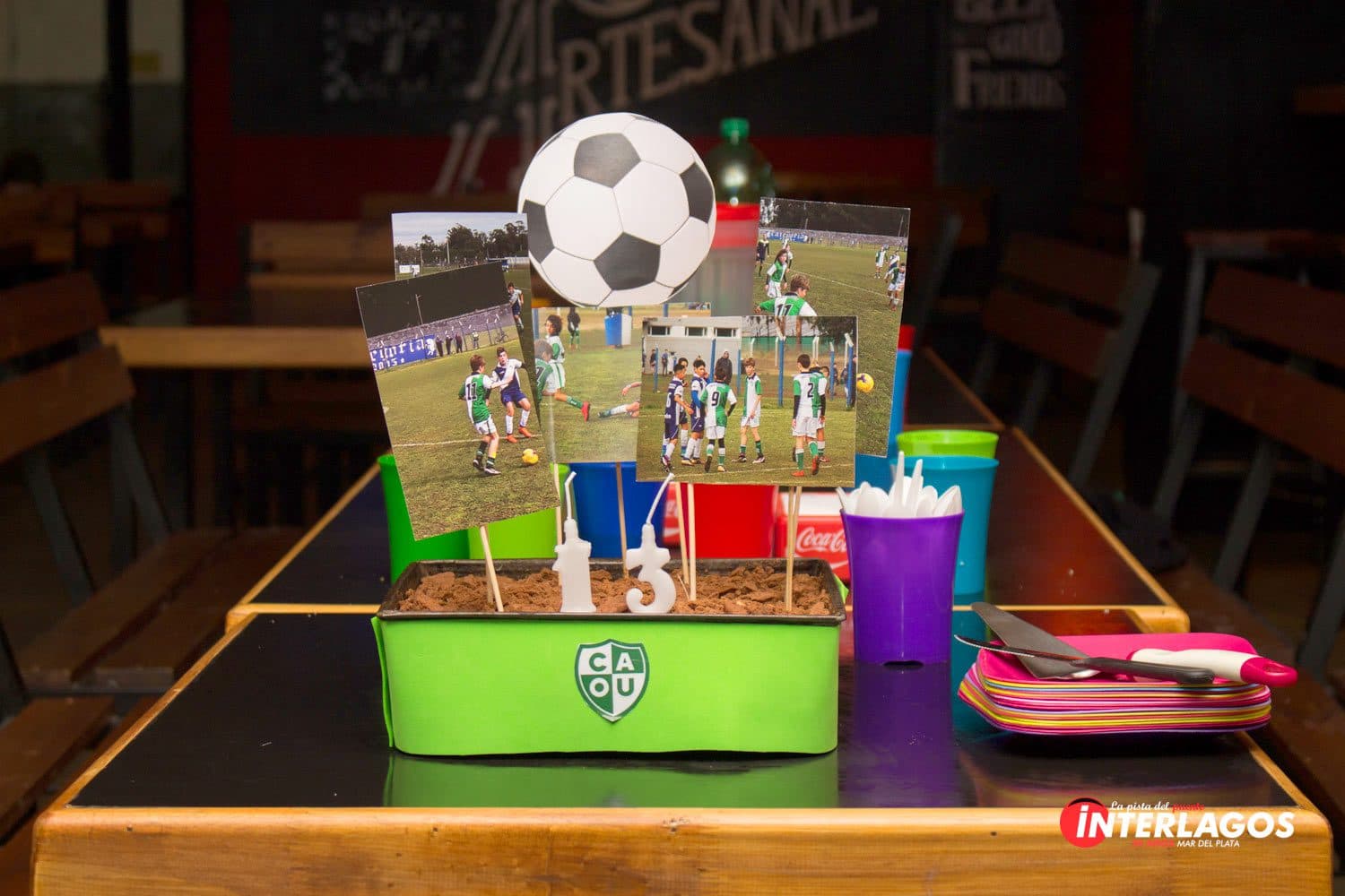 Mesa de cumpleaños con torta en Podio Bar