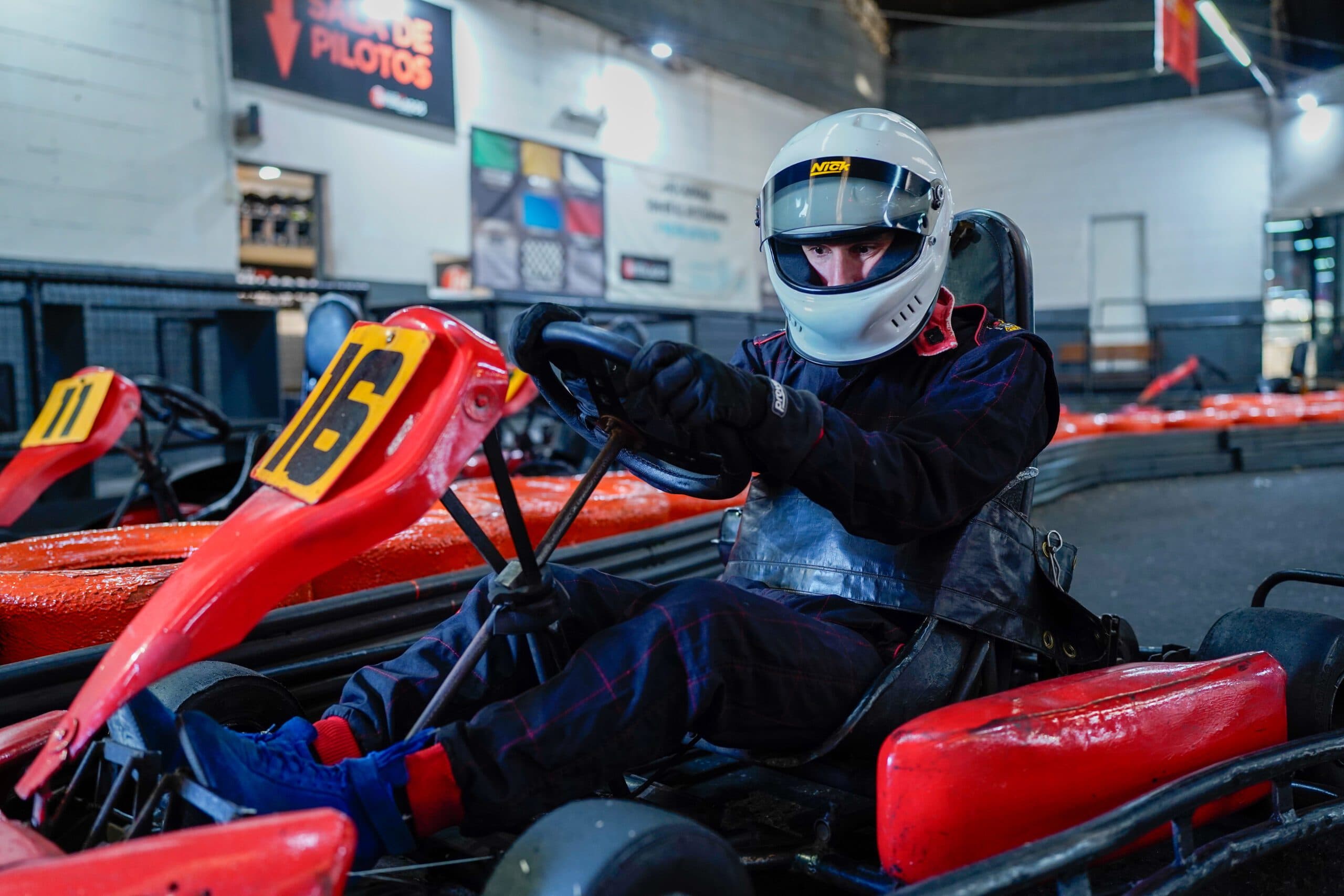 Piloto en kart en el circuito Interlagos